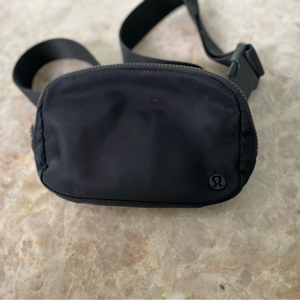 Lululemon Everywhere Belt Bag Matte Black